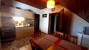A kitchen or kitchenette at Vila Devana