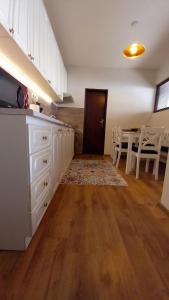 A kitchen or kitchenette at Vila Devana