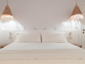 A bed or beds in a room at S'Enclova Petit Hotel