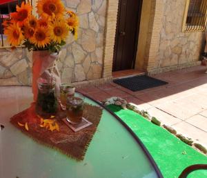 a vase of sunflowers sitting on top of a swimming pool at GirasolesV in Sanlúcar de Barrameda