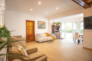 a living room with a couch and a table at Arenda villa MAGNOLIA in Hospitalet de l'Infant