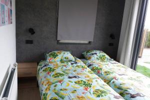 a bedroom with a bed and a window at luxe Vakantie bungalow met 3 slaapkamers in Dronrijp