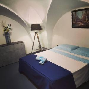 a bedroom with a bed and a table with towels on it at A casa di Raffaella e Antonio in Surbo