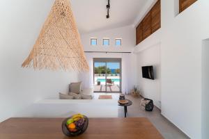 una sala de estar con un bol de fruta en una mesa en Terra d'Oro Sea view villa with private pool en Kiotari