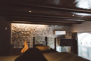 ドゥブロヴニクにあるApartment CATIVLAの石垣前のベッドに座る者