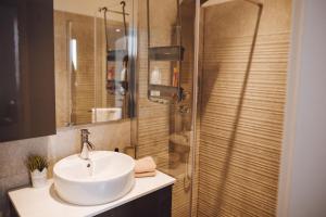 ドゥブロヴニクにあるApartment CATIVLAの洗面台とシャワー付きのバスルーム +24枚の写真