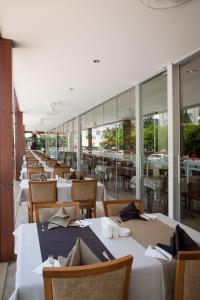 une rangée de tables et de chaises dans un restaurant dans l'établissement Riviera Hotel & Spa, à Alanya