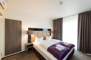 um quarto de hotel com uma cama grande e uma janela em Goethe Business Hotel by Trip Inn em Frankfurt