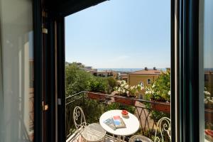 mit Blick auf einen Balkon mit einem Tisch und Stühlen in der Unterkunft La Casa di Paolo Casa di Charme in Marina di Camerota