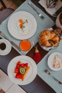 een blauwe tafel met borden met voedsel erop bij Hotel Goldener Ochs in Bad Ischl