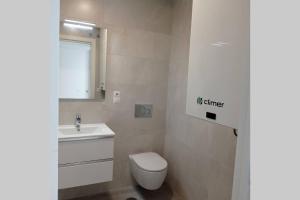 Un baño con un inodoro blanco y un lavabo. en Atico Casa Kyara, con gran Terraza y Parking, Iceberg Albacerrado, en Tarifa 14 fotos más