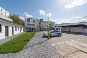 une voiture garée dans un parking à côté d'un bâtiment dans l'établissement Goethe Business Hotel by Trip Inn, à Francfort-sur-le-Main