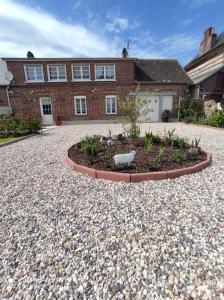un giardino di fronte a una casa in mattoni di maison des papillons a Tourville-la-Chapelle Altre 11 foto