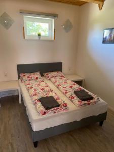 łóżko w pokoju z dwiema poduszkami na nim w obiekcie Tisza-i Apartmanok w mieście Tiszafüred