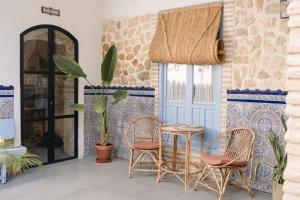 a room with two chairs and a table and a door at CASA SIRFANTAS in Córdoba