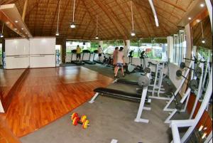 マンサニージョにあるmanzanillo villas del palmarのジムでエクササイズをする人がいるジム