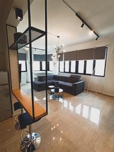 un soggiorno con divano e tavolo di Sunlight - Volos City Center [Spacious Modern Apartments] a Volos