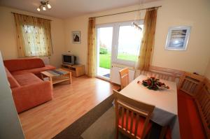 een woonkamer met een bank en een tafel met een tafel bij Appartement Enzi in Sekirn