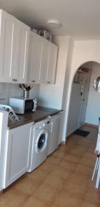 A kitchen or kitchenette at Appartement sur Empuriabrava à 100 m de la mer