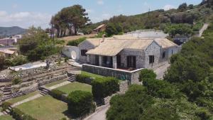 eine Luftansicht eines Hauses in der Unterkunft Find Tranquility at Villa Quietude A Stunning Beachfront Villa Rental in Agios Stefanos