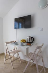 Televízia a/alebo spoločenská miestnosť v ubytovaní Studio Apartman Blue View