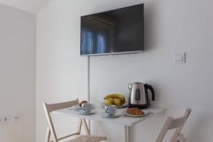 Televízia a/alebo spoločenská miestnosť v ubytovaní Studio Apartman Blue View