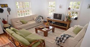 sala de estar con 2 sofás y TV en Forest Pine Inn, en Campos do Jordão