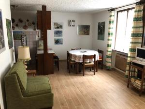 ein Wohnzimmer mit einem Tisch und einem Stuhl in der Unterkunft Residence Sun Valley in Folgarida