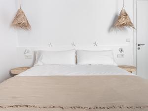 A bed or beds in a room at S'Enclova Petit Hotel