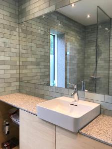 La salle de bains est pourvue d'un lavabo blanc et d'un miroir. dans l'établissement Villa Stjerneklar, à Copenhague