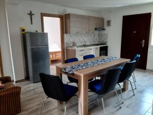Kuchyň nebo kuchyňský kout v ubytování Apartment Karlo