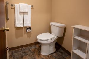 bagno con servizi igienici bianchi e asciugamani di Riverside Inn a Grants Pass
