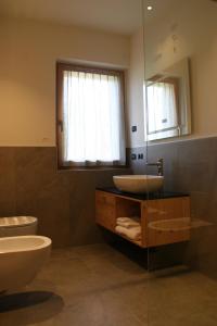 a bathroom with a toilet a sink and a bathtub at Agriturismo Maso Schneider in Cavalese