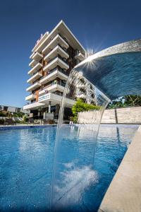 una fuente de agua frente a un edificio en Chveni Ezo Boutique Hotel en Kobuleti