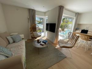 Telewizja i/lub zestaw kina domowego w obiekcie Oasis Beach Apartment