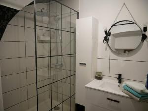 W łazience znajduje się umywalka i lustro. w obiekcie Srebrnogórski Zakątek w Srebrnej Górze