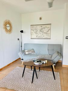 Prostor za sedenje u objektu Appartement vue mer, piscine, dans quartier prisé de Gosier