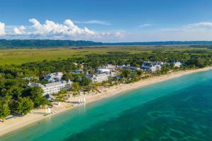 Riu Palace Tropical Bay - All Inclusive في نيغريل: اطلالة جوية لمنتجع على الشاطئ