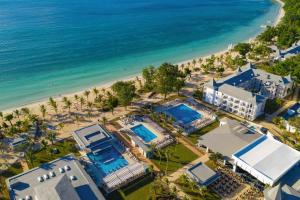 Riu Palace Tropical Bay - All Inclusive في نيغريل: اطلالة جوية على منتجع وشاطئ