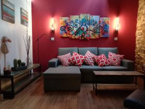 a living room with a blue couch with pillows at Posada Ormas in Ormas