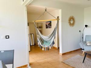 Fotografija u galeriji objekta Appartement vue mer, piscine, dans quartier prisé de Gosier u gradu Le Gozije