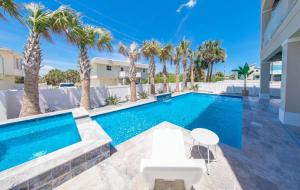 Πισίνα στο ή κοντά στο Villa Nautilus New Lux 3 Story Pool Hot Tub Home with Elevator- Steps away from the beach