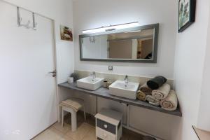 Thiergevilleにあるla grange aux hortensiasの洗面台が2つと鏡があるバスルーム