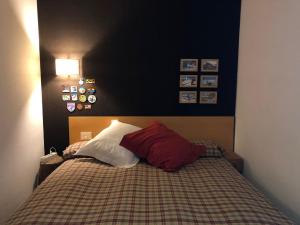 um quarto com uma cama com almofadas vermelhas e brancas em CHECK-IN CASAS Cerler 3F em Cerler