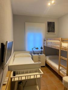 Katil dua tingkat atau katil-katil dua tingkat dalam bilik di La Hacienda Golf Islantilla con Wifi y Aire Ac SOLO PAREJAS Y FAMILIAS