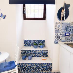 Blue Castle في ساليرنو: حمام به بلاط ازرق وابيض على الدرج