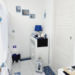 Blue Castle في ساليرنو: غرفة بها خزانة ملابس ومصباح