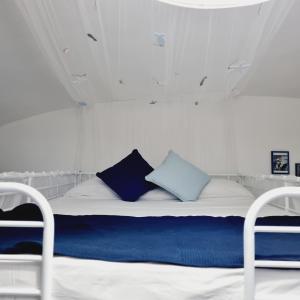 Blue Castle في ساليرنو: سرير عليه وسائد زرقاء وبيضاء