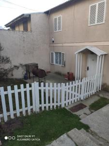 een wit hek voor een huis bij Ushuaia Got in Ushuaia