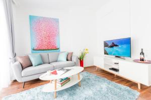 Televízia a/alebo spoločenská miestnosť v ubytovaní Simtown Suite Apartments